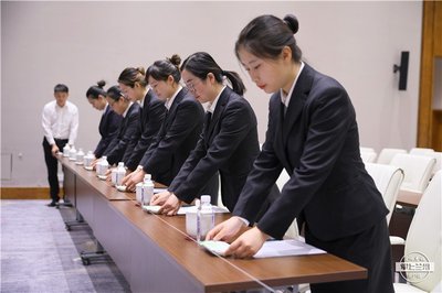 聚焦｜她們可不簡單！微笑、問好、端茶續(xù)水，都是這樣苦練出來的——揭秘專業(yè)會務(wù)服務(wù)的幕后訓(xùn)練